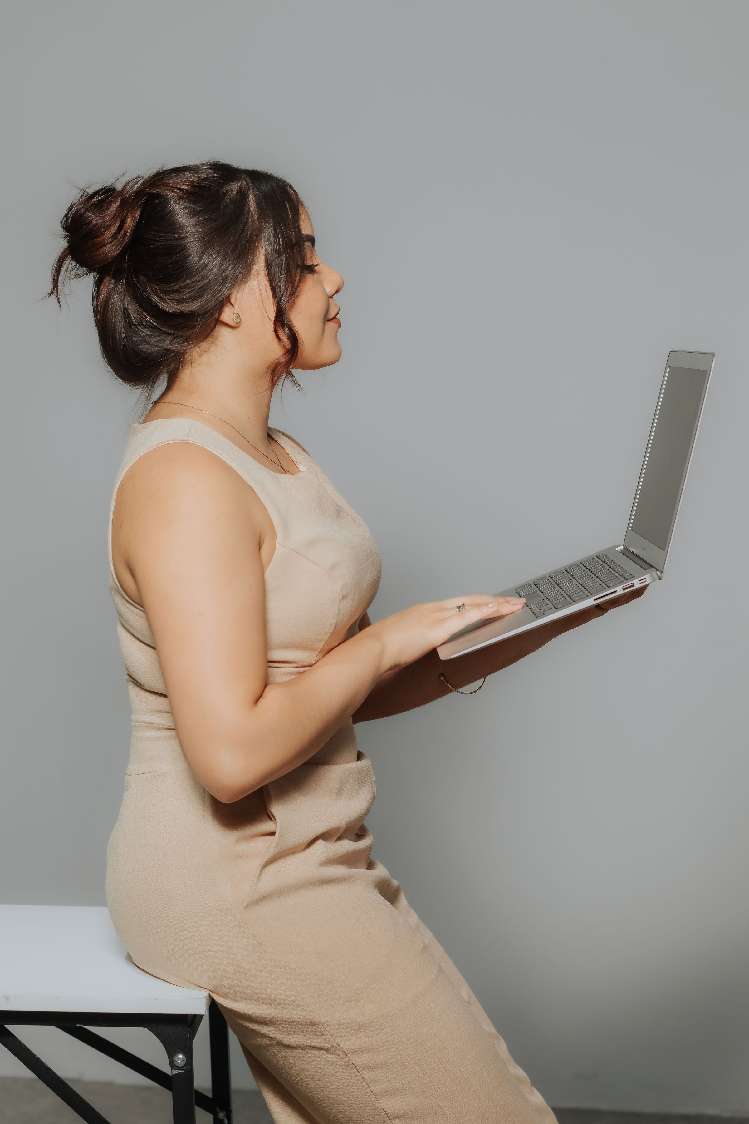 Mulher mexendo no notebook apoiada em uma mesa